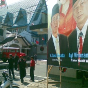 Tim Dada-Ayi dan PDIP Tolak Cabut Bendera dan Baliho
